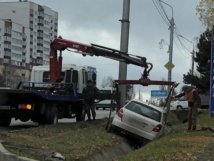 Иномарку «сдуло ветром» на проспекте Кулакова в Ставрополе