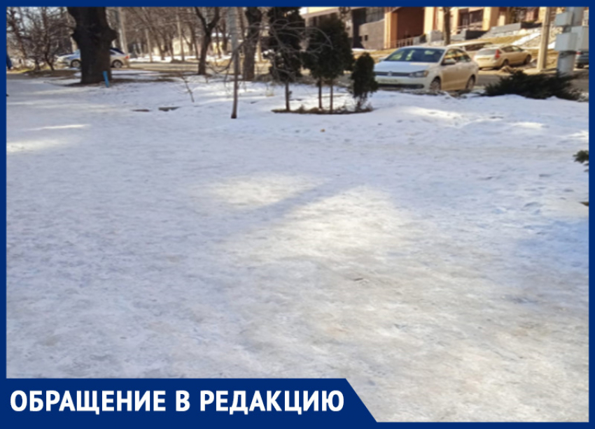 «Центр города — каток»: жительница Ставрополя чуть не упала из-за некачественной работы коммунальщиков