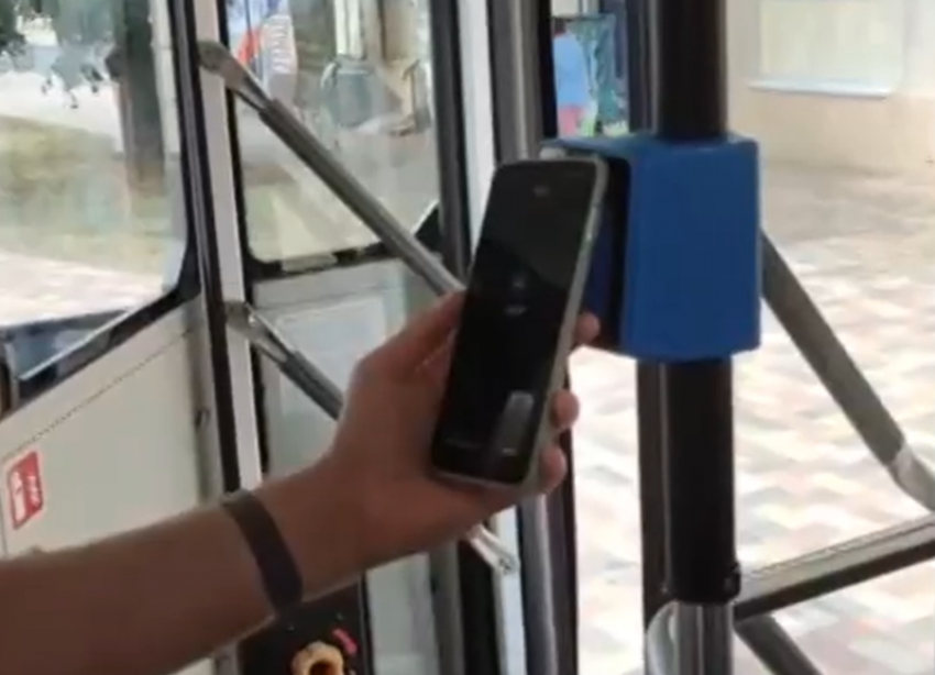 Как работают терминалы оплаты проезда в салонах автобусов Ставрополя: показали на видео