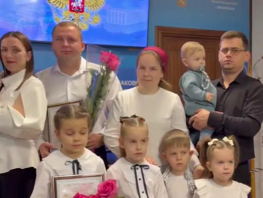 В Шпаковском округе 5 семьям вручили сертификаты на жилье