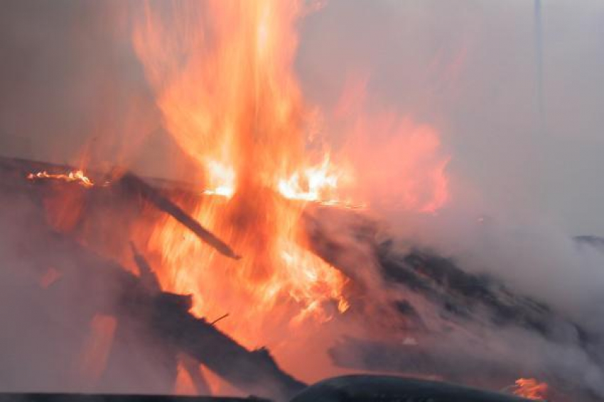 Крыша многоэтажного дома горела в Кисловодске