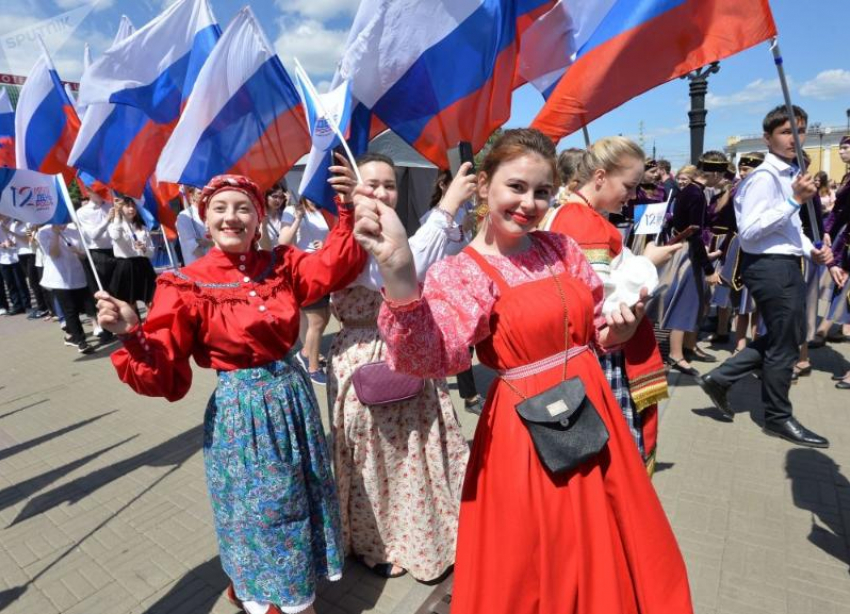 Календарь: традиции и история первого постсоветского праздника — Дня России
