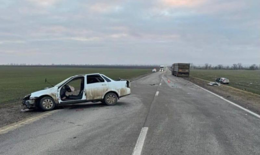 Пятеро пострадали, есть погибший: к страшному ДТП с грузовиком привел неосмотрительный обгон на Ставрополье