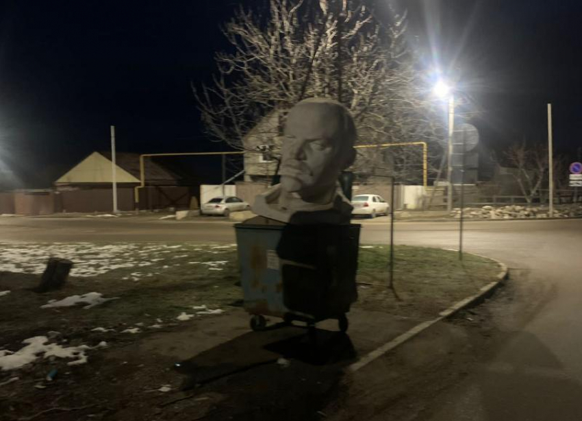 Бюст Ленина выбросили в мусорный бак на Ставрополье 