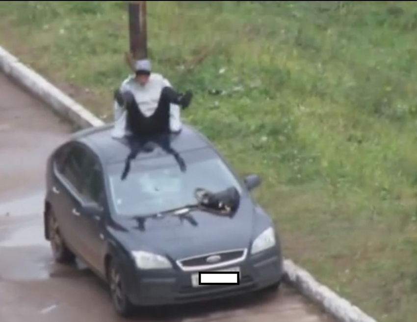 На Ставрополье юноша попрыгал на чужом авто
