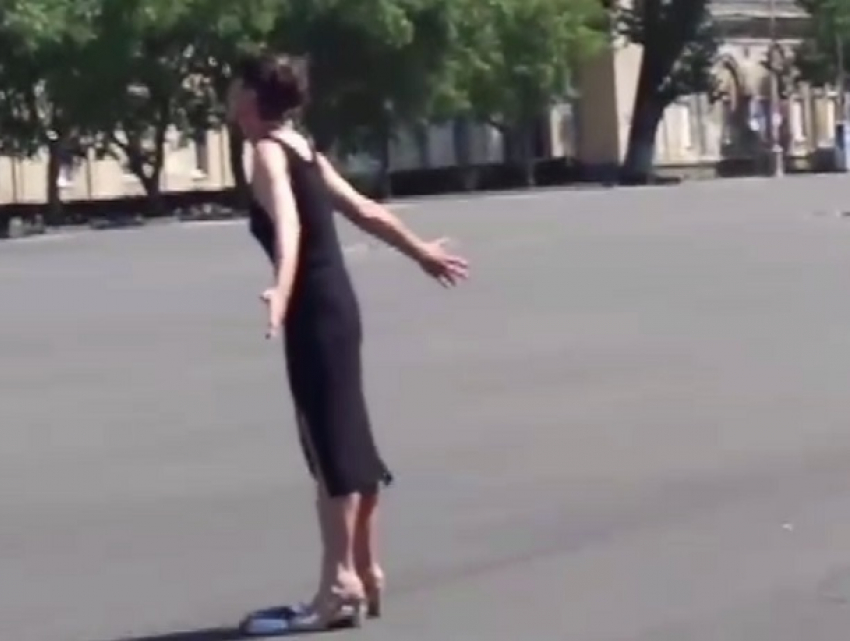 Осквернившая памятник Ленину неадекватная женщина незадолго до задержания попала на видео 