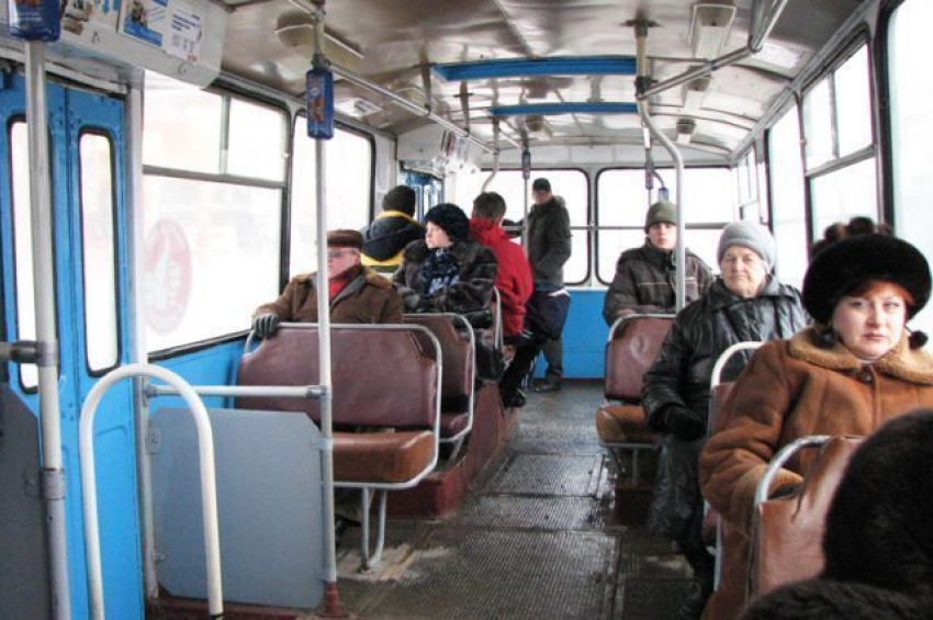 В Ставрополе пенсионерка упала в троллейбусе