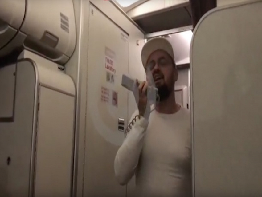 Участник шоу «Голос» предотвратил панику среди пассажиров во время аварийной посадки самолета в Минводах