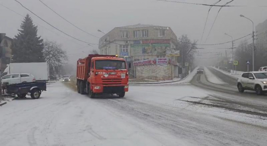 Сюрпризы непогоды устраняют коммунальщики Ставрополя с помощью более 300 тонн песка и соли
