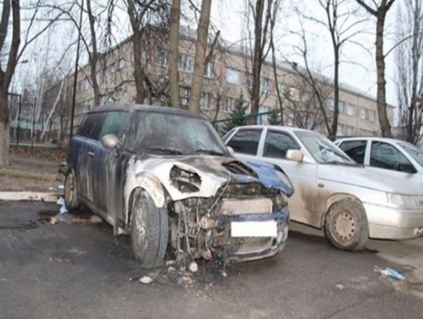 Спалившего по загадочным причинам чужую машину высокого мужчину в черной куртке ищут на Ставрополье