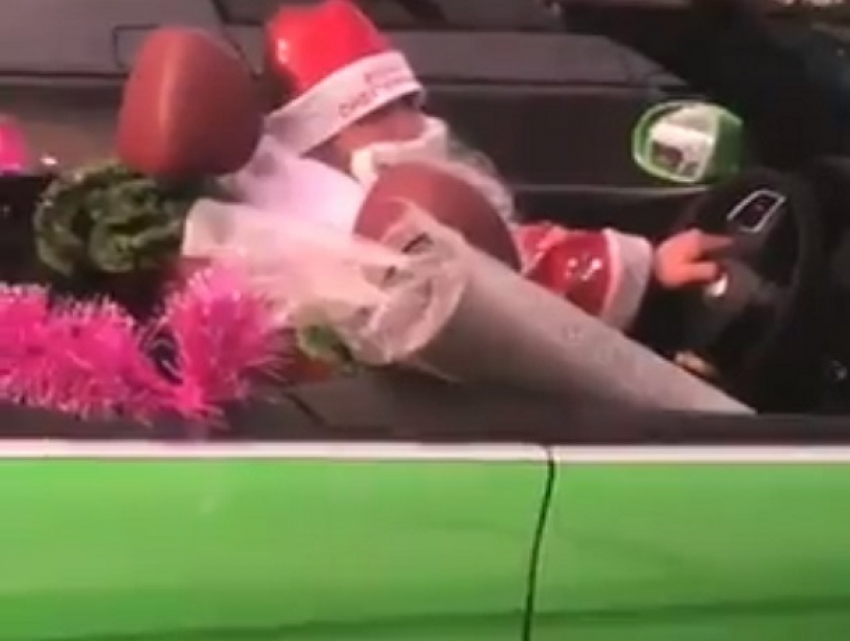 Дед Мороз на зеленом кабриолете «рассекает» по улицам Ставрополя