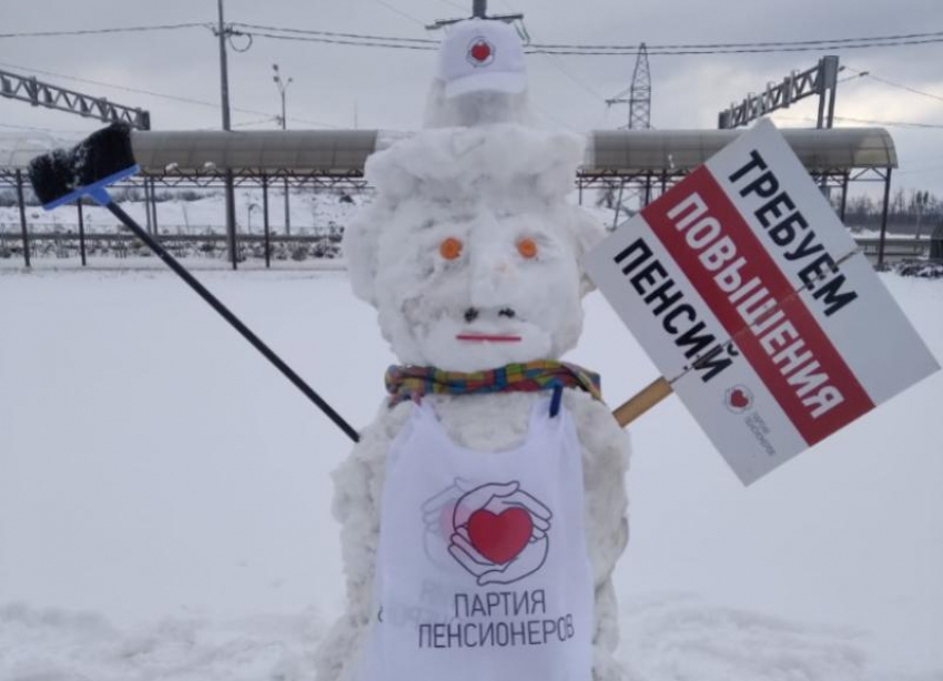 Необычный снеговик-пикетчик требует повышения пенсий в Ставрополе 