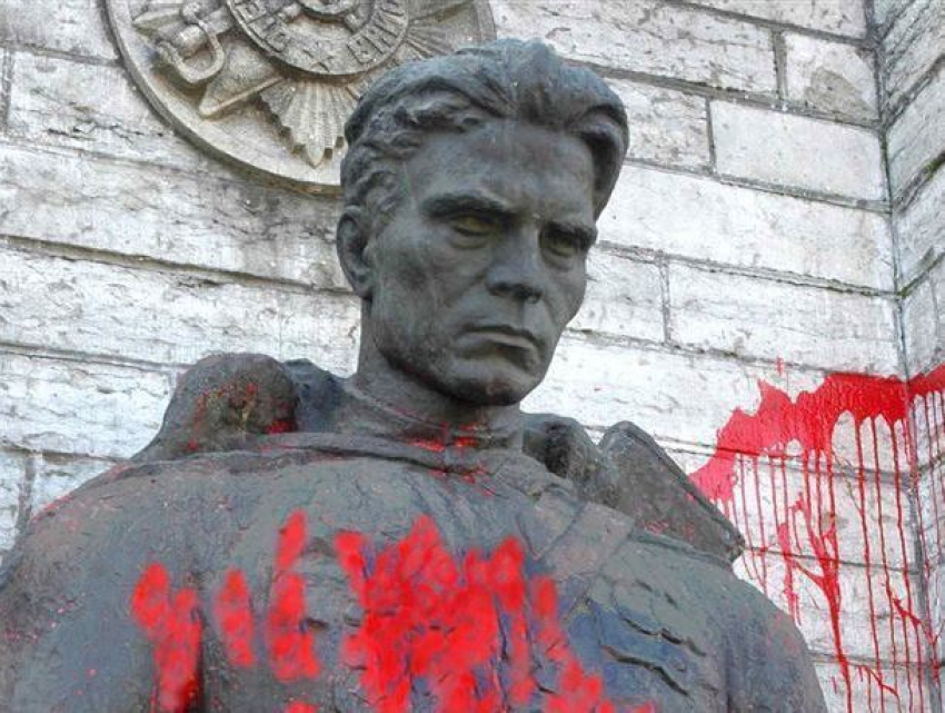 Малолетняя вандалка изуродовала памятник героям Великой Отечественной войны на Ставрополье