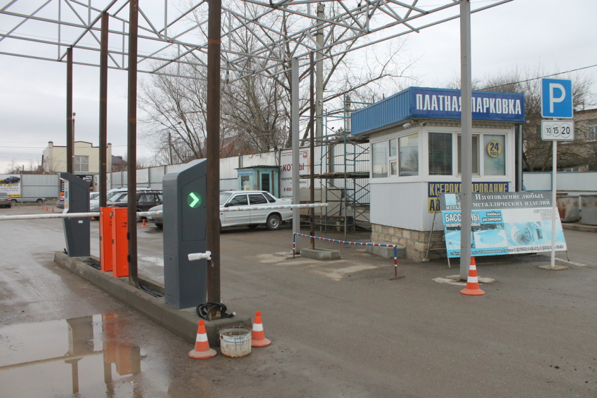 Жители Будённовска настаивают на обустройстве бесплатной парковки у районной больницы