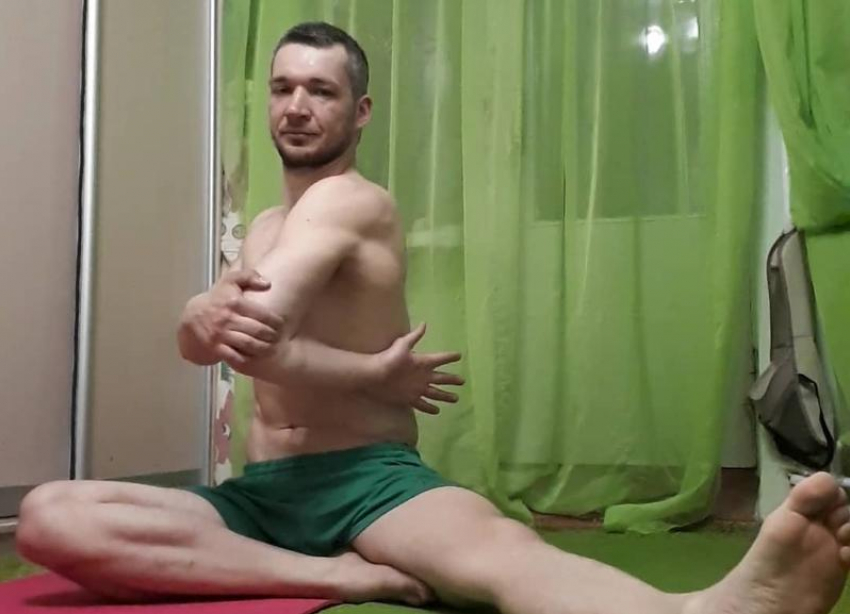 Реабилитолог из Ставрополя по выходным ломает доски с помощью гвоздя 