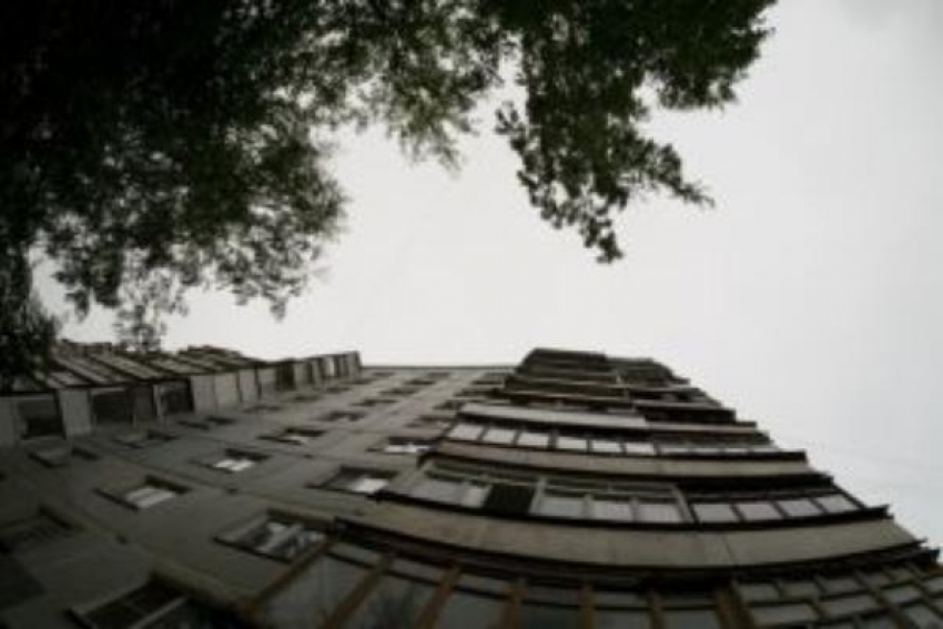 С крыши дома в Ставрополе упал 8-летний школьник