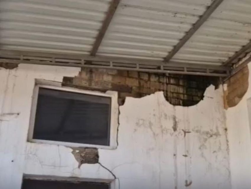 Разрушенный вход и вонь канализации: состояние больницы в Светлограде шокировало общественника  