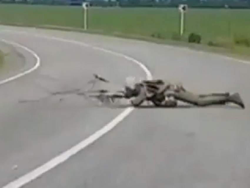Парашютиста протащило по трассе после неудачного приземления в Пятигорске 