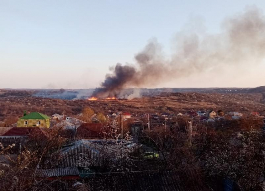 В Ставрополе крупный пожар охватил несколько дачных домов