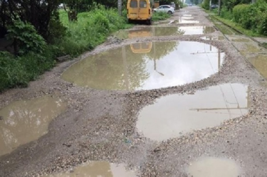 Гигантские ямы превратили дорогу Пятигорска в озеро во время дождей