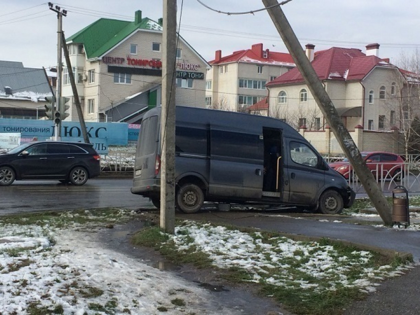 Маршрутка «снесла» светофор и дорожный знак после ДТП с иномаркой в Ставрополе