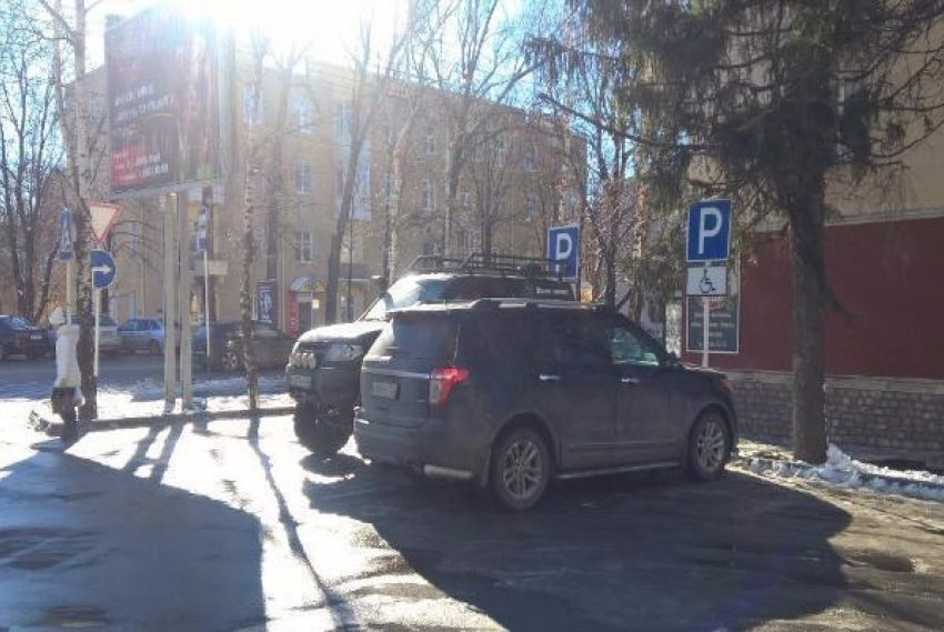 Паркуюсь как хочу: внедорожники заставили парковку для инвалидов около торгового центра Ставрополя