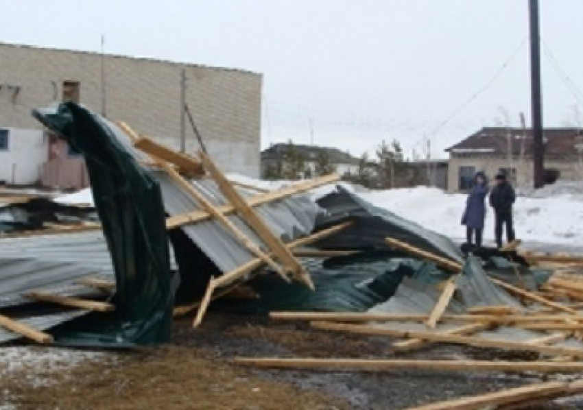 Ветер сорвал крышу учебного здания школы в городе Лермонтов