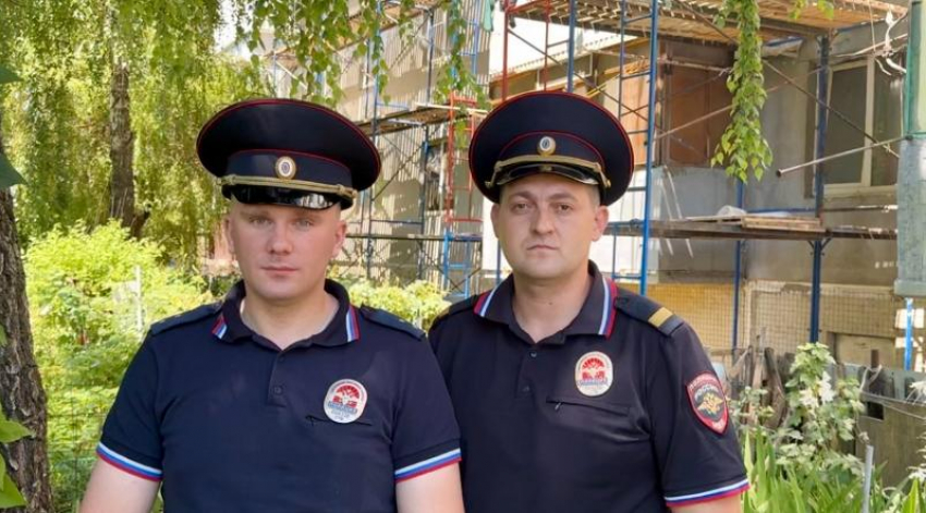 Кадры с места пожара от первого лица: как двое полицейских вывели жильцов из горящего дома в Ставрополе
