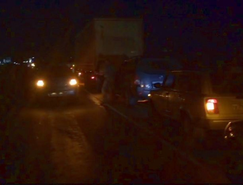 Перевернувшаяся «Газель» завалила помидорами трассу Ростов-Ставрополь