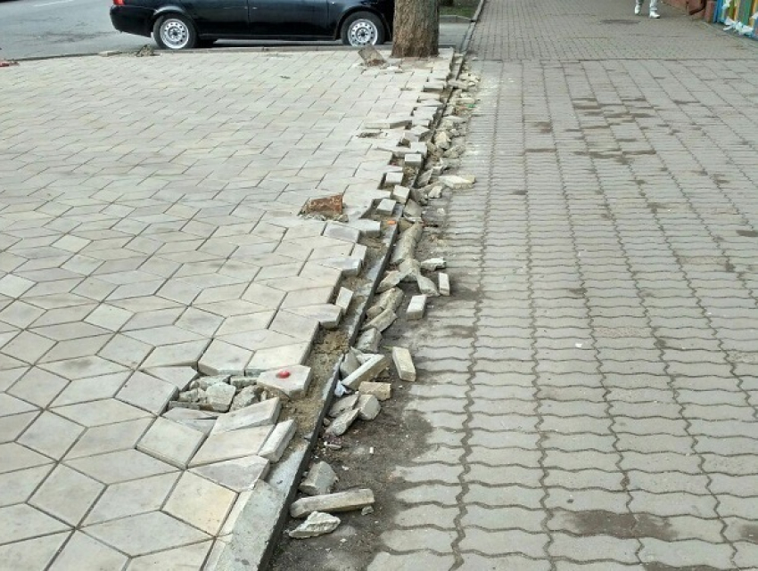 Брусчатка разваливается на тротуаре в центре Ставрополя
