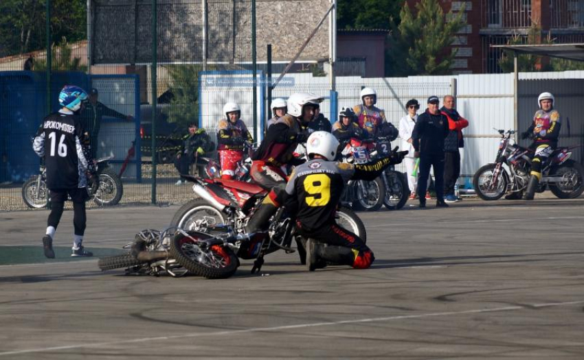 «Бежит быстрее мотоцикла»: мотобольный матч в Ипатово закончился судейским скандалом