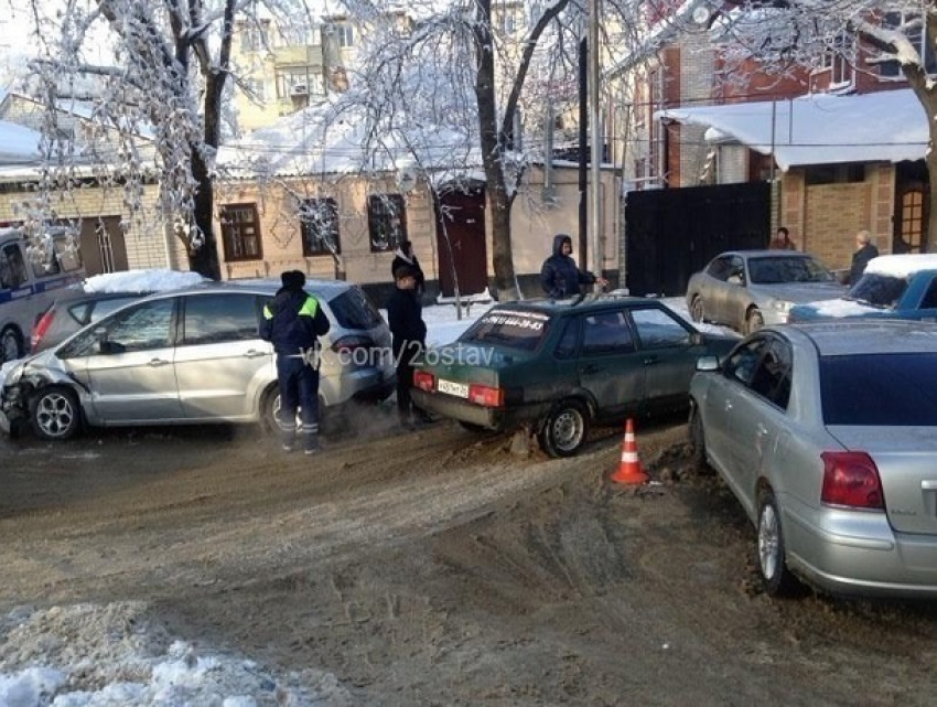 Сразу 4 машины побились в ДТП на улице Тельмана в Ставрополе