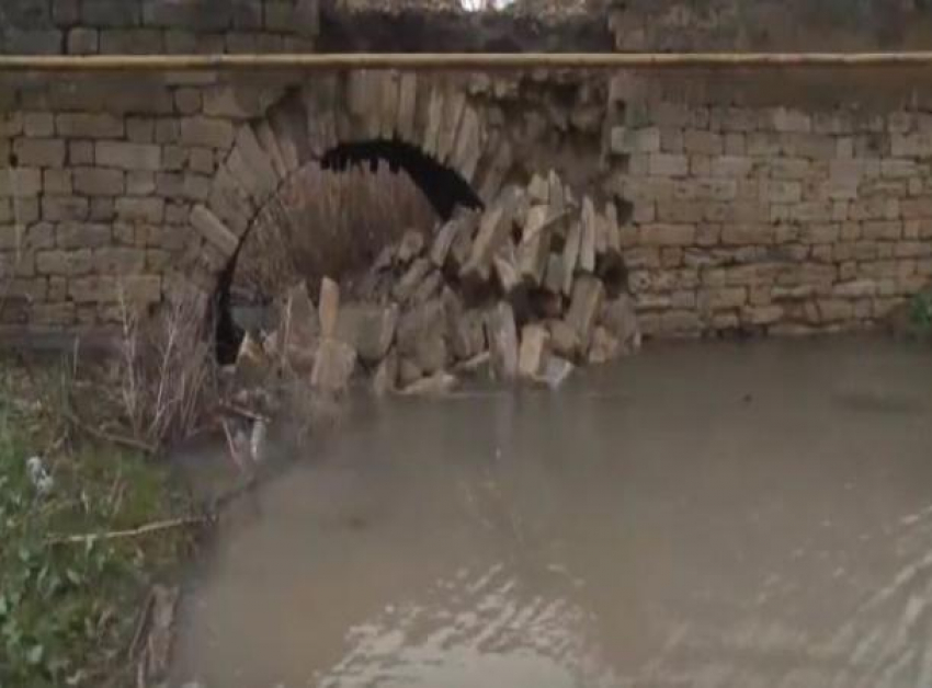 Старинный мост грозит полным обрушением в селе на Ставрополье