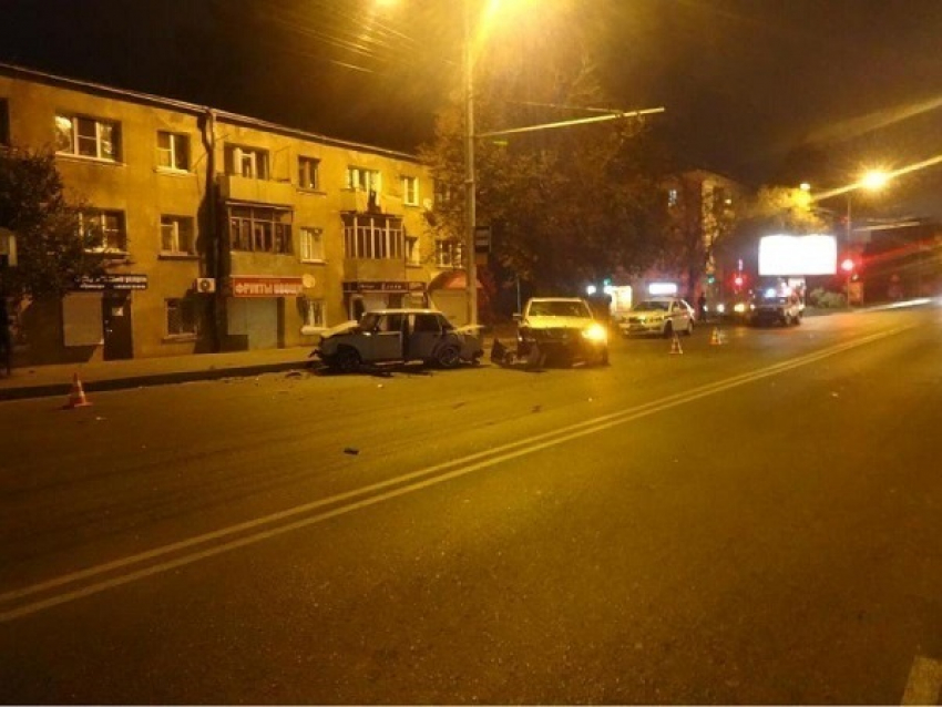 В Ставрополе иномарка врезалась в автомобиль сотрудников полиции