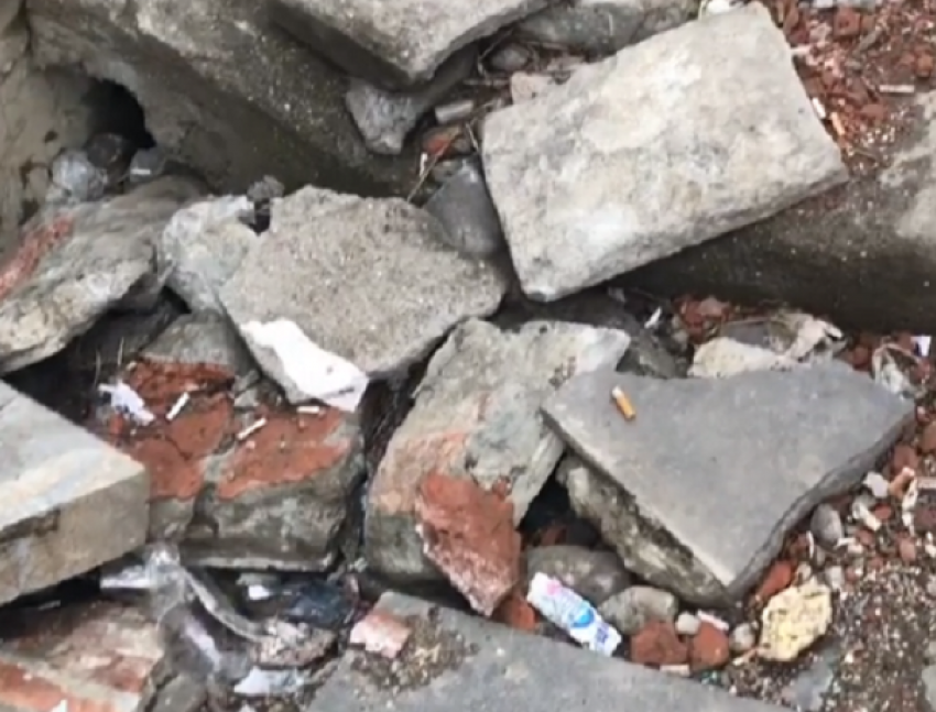 Как после бомбежки: жители Кисловодска пожаловались на разрушенную лестницу в центре города 