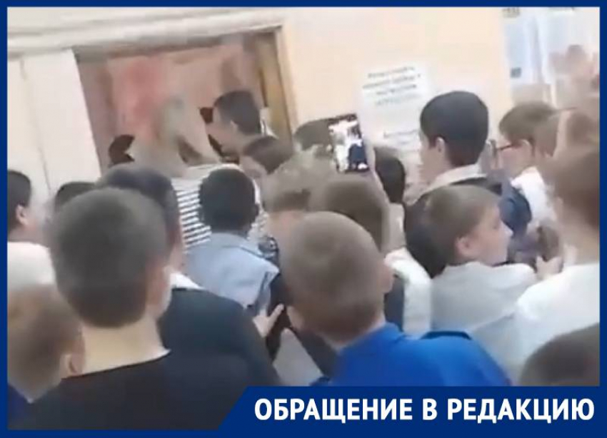 Давка из-за бесплатной еды: блогер в сельской школе Ставрополья шокировал детей и родителей