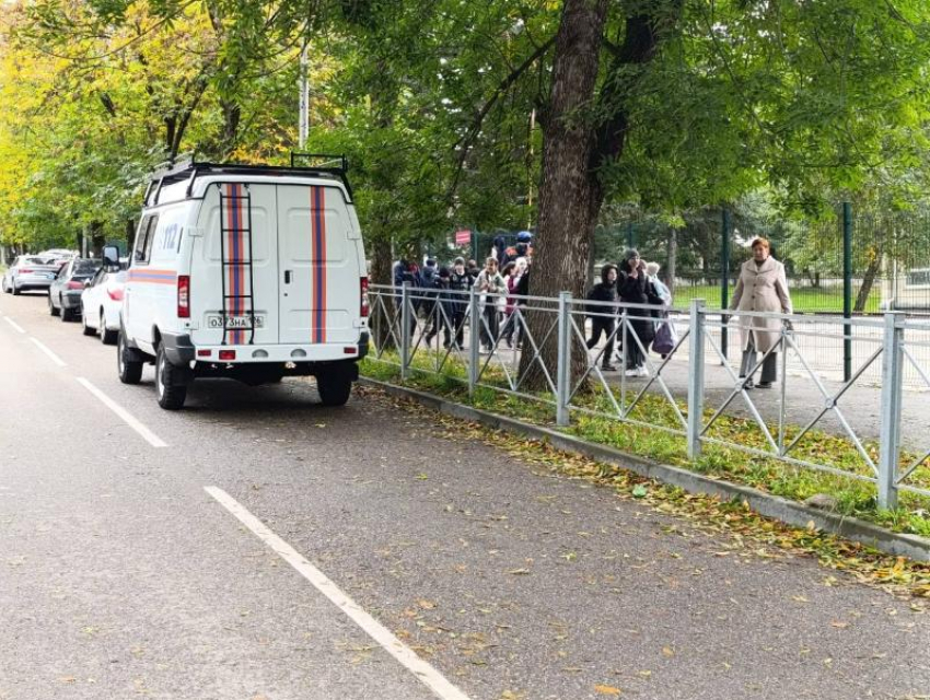 Эвакуацию детей из трех школ проводят на Ставрополье после сообщений о минировании 