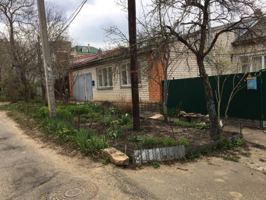 Блеск и нищета: жители улицы Сочинской коллекционируют пакеты с мусором около домов