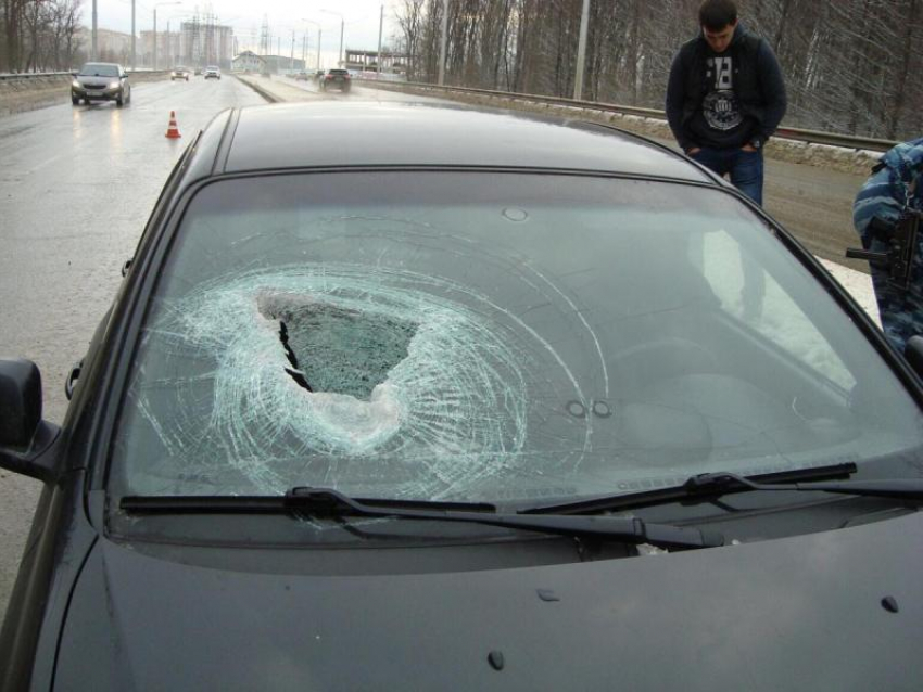 В Ставрополе камень пробил лобовое стекло легковушки и травмировал пассажира