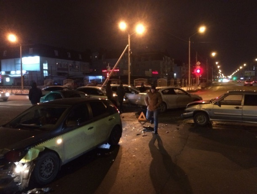 Масштабная авария с участием 6 автомобилей произошла в Ставрополе 