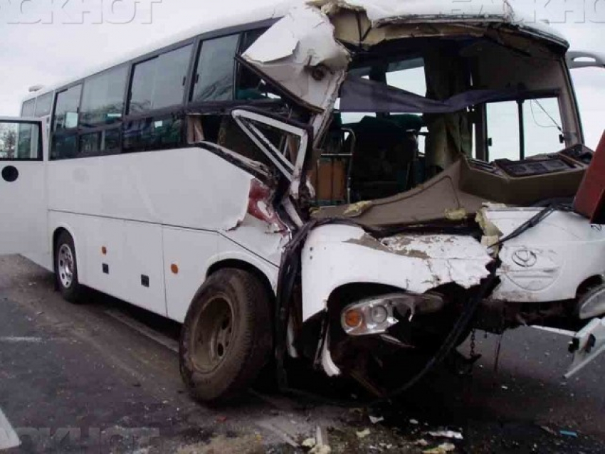 Пассажирский автобус Москва-Кисловодск перевернулся на трассе из-за урагана