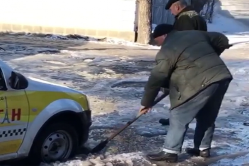 Такси застряло в яме посреди дороги на Ставрополье