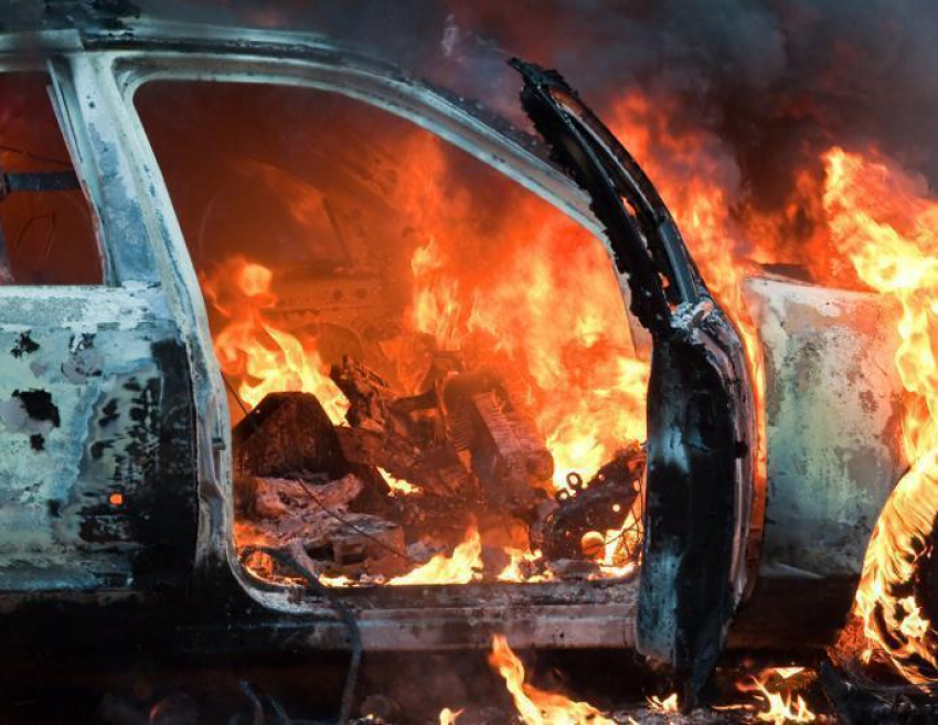 В Минеральных Водах сгорели два автомобиля