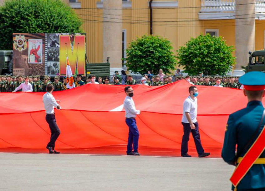 Самое большое в мире знамя Победы развернут на параде в Ставрополе