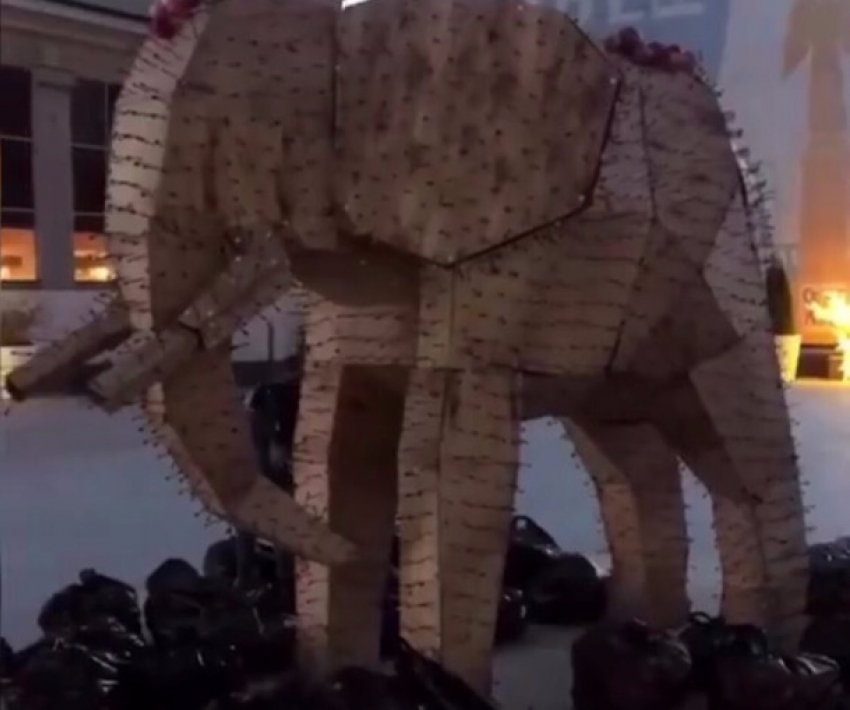 Яблочного слона в Ставрополе снова разобрали