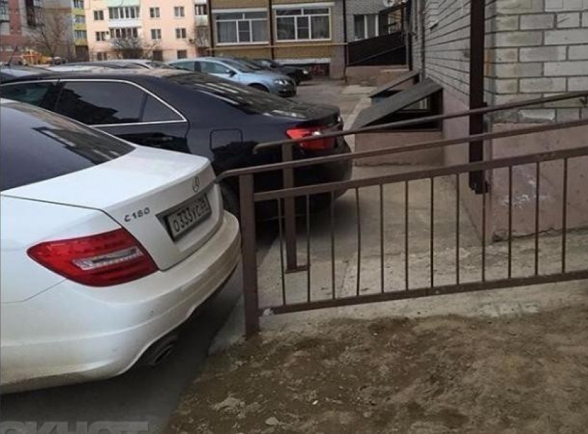 Водитель «Мерседеса» имел право припарковать машину на сфотографированном месте в Ставрополе