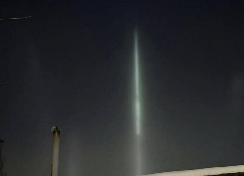 Световые столбы в небе над Минеральными Водами: редкое явление попало на видео