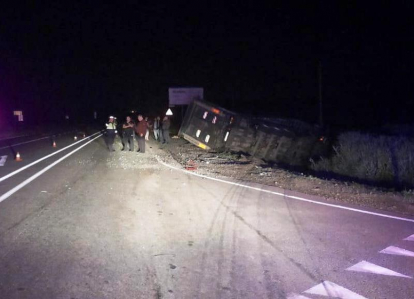 В автоаварии с грузовиком на Ставрополье погибли двое