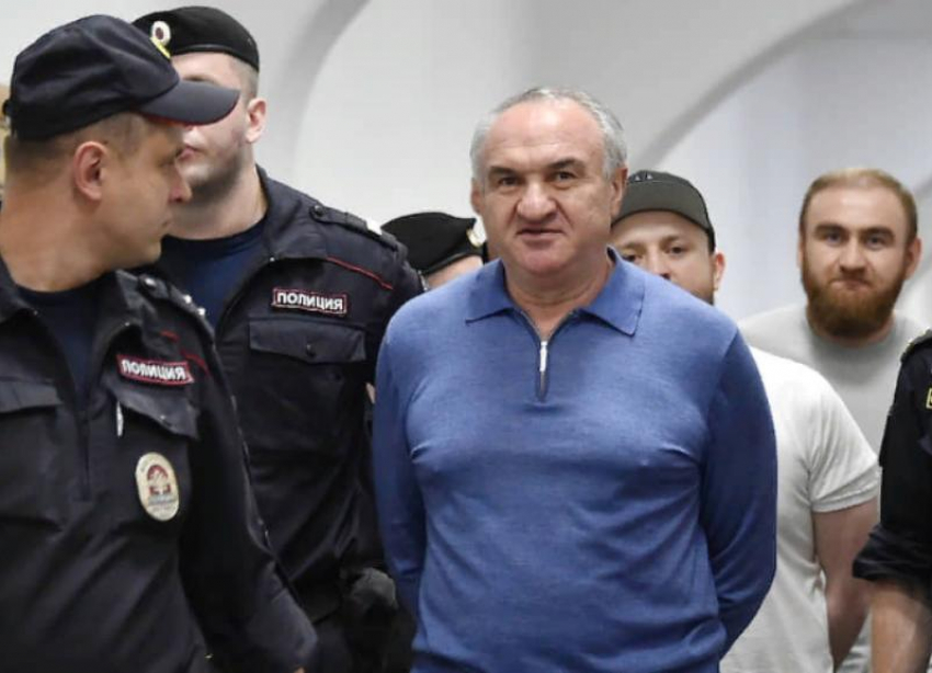 Экс-сенатор от КЧР Рауф Арашуков останется под арестом еще на полгода