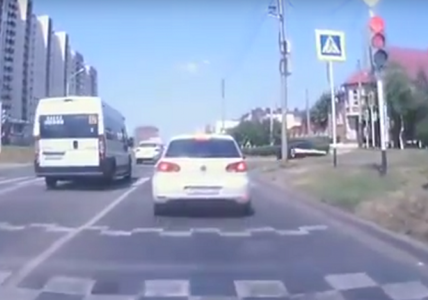Автохам за рулем маршрутки пролетел на красный свет в Ставрополе